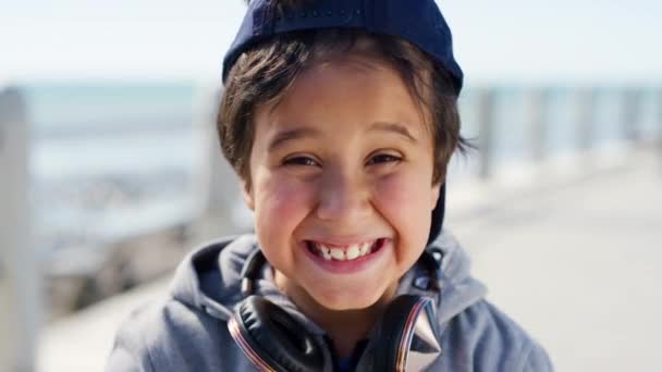 Дитина Обличчя Крутий Хлопчик Сміється Під Час Дозвілля Узбережжі Щастям — стокове відео