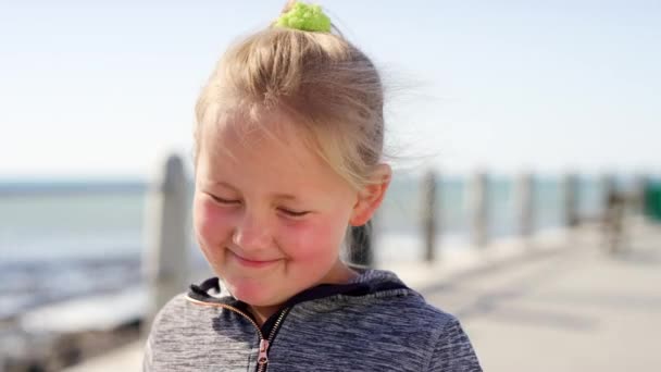Dziecko Uśmiech Nieśmiała Twarz Podczas Wakacji Plaży Promenady Szczęściem Energią — Wideo stockowe
