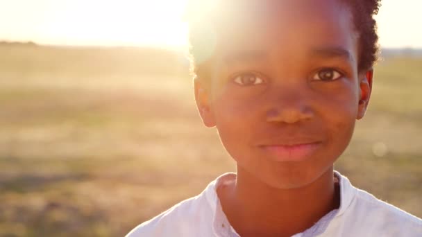 Czarne Dziecko Chłopiec Twarz Zachodzie Słońca Parku Przyrody Ogród Kongo — Wideo stockowe