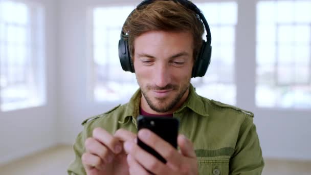 Homem Cara Fones Ouvido Música Para Lista Reprodução Telefone Áudio — Vídeo de Stock