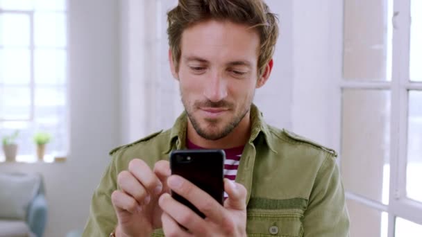 Telefon Közösségi Média Kommunikáció Egy Férfival Aki Csak Otthonában Gépel — Stock videók