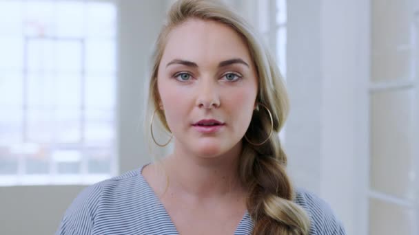 Face Vrouw Makelaar Huis Klaar Thuis Verkopen Hypotheek Verhuizing Portret — Stockvideo