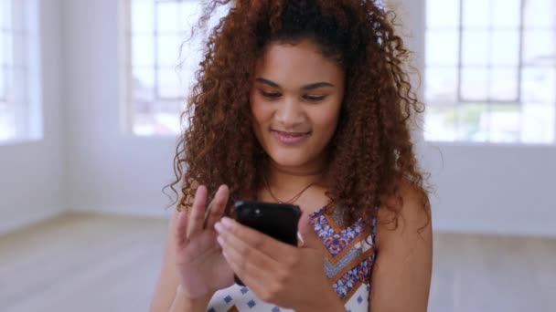 Черная Женщина Счастливая Телефон Прокрутки Улыбка Лицо Дома Агентстве Недвижимости — стоковое видео