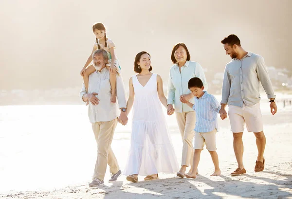 Dzień Rodzinny Plaży Pełne Ujęcie Szczęśliwej Wielopokoleniowej Rodziny Plaży — Zdjęcie stockowe