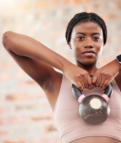 Kettlebell 黑人女性肖像和健身在一个健康的 训练和健康的健身房体育 运动锻炼 运动和强壮的手臂肌肉对有动力和专注的运动员健康身体的影响 — 图库照片