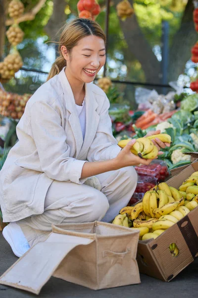 Banán Vásárlás Ázsiai Szabadtéri Piacon Vásárol Finom Egészséges Gyümölcsöt Japánból — Stock Fotó