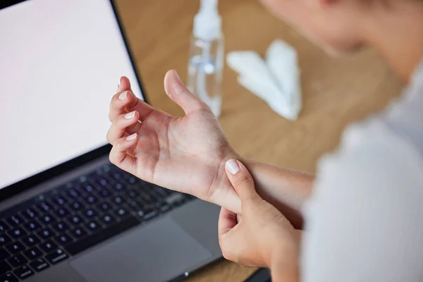 Pulso Dor Mulher Laptop Trabalhando Com Lesão Artrite Síndrome Túnel — Fotografia de Stock