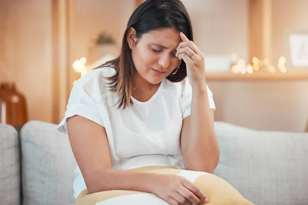 Mulher Estresse Dor Cabeça Sofá Devido Problemas Depressão Ansiedade Saúde — Fotografia de Stock
