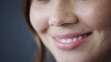 Kadın, yüz ya da ağız, dudaklar, dişler ya da görünmeyen diş telleri sağlık, diş bakımı ya da kozmetik tedavi için. Yakınlaştır, gülümse ya da diş beyazlatma başarısı ya da dokusu olan mutlu model.