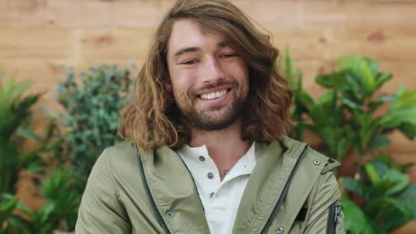 Mutlu Ofis Çalışanı Bitkiler Gülümseyen Bir Yüz Mutluluk Portredeki Küçük — Stok video