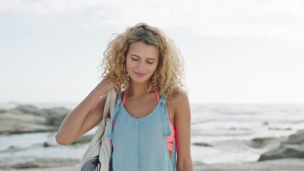 ビーチや笑顔で旅行 幸福と自由ながら 穏やかな 禅の時間のための自然の中で袋と休日に かわいい髪で海で休暇中のスウェーデンからの女性の顔の肖像画 — ストック動画