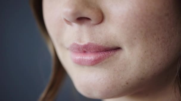 Mulut Closeup Dan Bibir Wanita Dengan Senyum Untuk Iklan Kecantikan — Stok Video