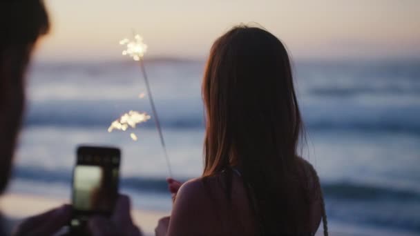 Телефон Пляж Іскрометник Жінкою Записує Морі Або Океані Відлік Святкування — стокове відео