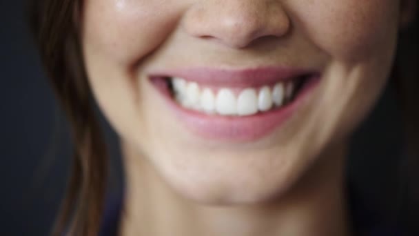 健康的な歯茎のための口のための女性と歯科ズーム 口腔ケアと医療と顔 笑顔と歯 歯のホワイトニング 美しさとInvisaligneと唇 新鮮な息と歯科矯正医やベンダー — ストック動画