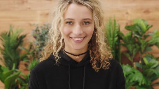 Πρόσωπο Νεαρής Γυναίκας Χαμόγελο Και Startup Office Του Digital Marketing — Αρχείο Βίντεο
