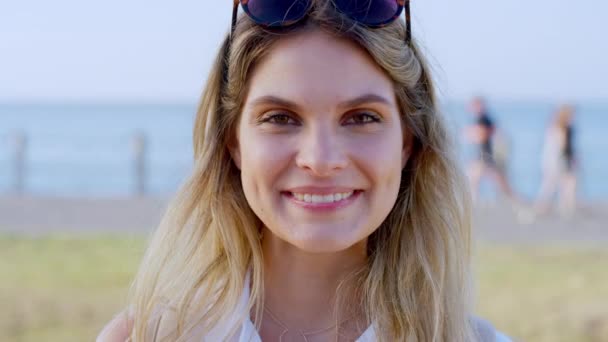 Женщина Лицо Смех Пляже Океане Море Колумбии Место Путешествий Летний — стоковое видео
