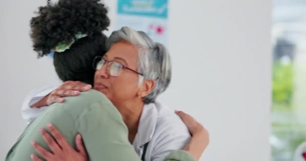 病院での予約 検査のための医師 診療所での診断後のケア サポート 感謝の女性を抱きしめる高齢医療専門家 — ストック動画