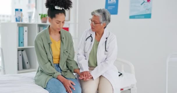 Sjukhus Stöd Och Läkare Konsultera Kvinnlig Patient För Vård Råd — Stockvideo