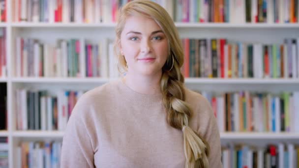 Twarz Kobieta Student Półką Książki Dla Wiedzy Uczenia Się Uśmiechem — Wideo stockowe