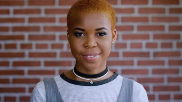 Mujer Negra Retrato Sonrisa Fondo Pared Ladrillo Para Empoderamiento Del — Vídeos de Stock