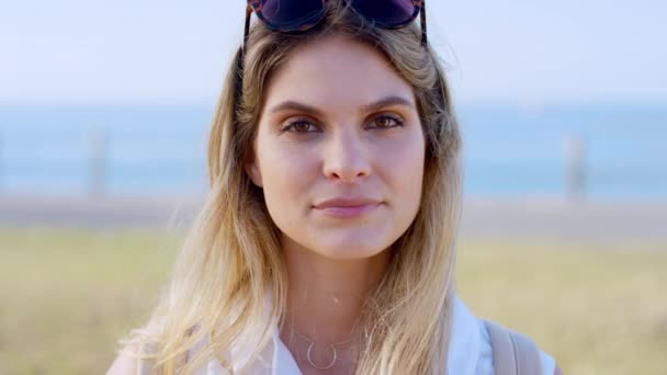 Žena Vážná Tvář Portrét Pláži Pro Svobodu Klid Pohodu Energie — Stock video