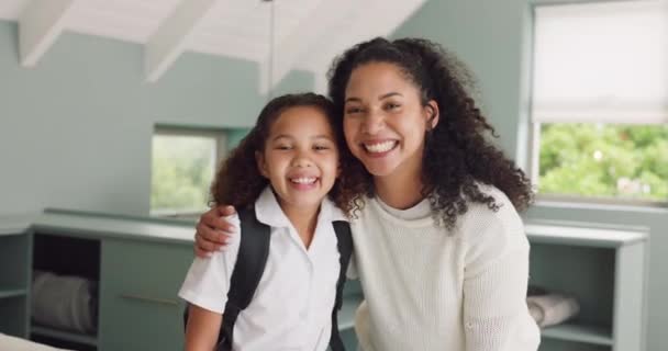 Anne Çocuk Okul Üniformasıyla Evde Sevgi Ilgi Mutlulukla Kucaklaşmak Mutlu — Stok video