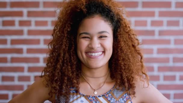 Πρόσωπο Αστείος Και Μορφωμένος Μια Μαύρη Φοιτήτρια Γελάει Στο Πανεπιστήμιο — Αρχείο Βίντεο
