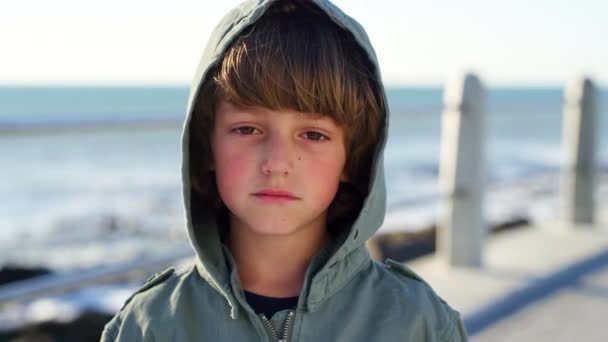 Hüzünlü Yalnız Kayıp Çocuğun Plaj Güvertesinde Depresif Evsiz Gençlik Sorunu — Stok video