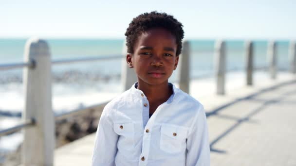 Zwarte Jongen Kind Strand Voor Zomer Ontspannen Genieten Van Vakantie — Stockvideo