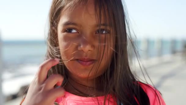 Enfant Visage Vent Dans Les Cheveux Sur Une Promenade Plage — Video