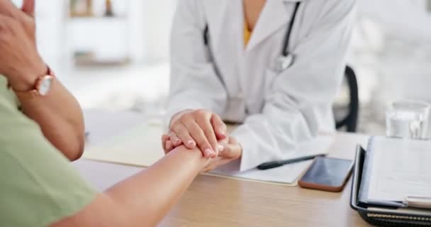 Dokter Patiënt Hand Hand Voor Kanker Ondersteuning Kantoor Ziekte Resultaten — Stockvideo
