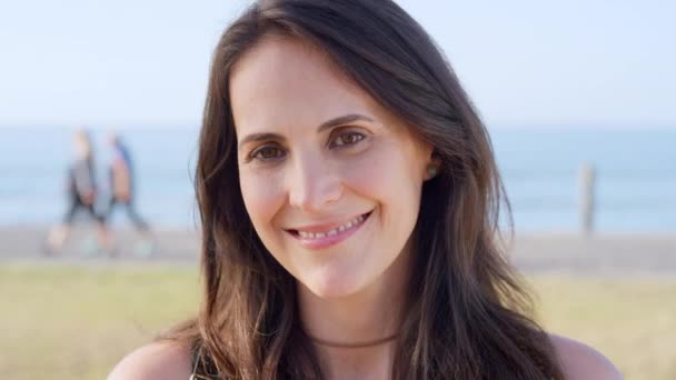 Щаслива Усмішка Обличчя Жінки Пляжному Парку Подорожі Літні Канікули Відпочинок — стокове відео