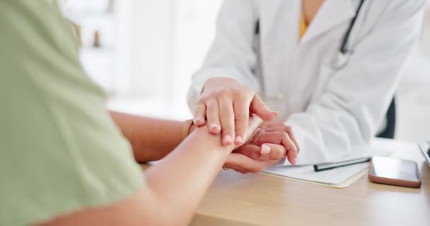Arts Patiënt Handen Voor Ondersteuning Vertrouwen Comfort Kliniek Met Hulp — Stockvideo