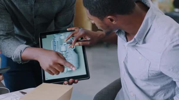 Fekete Emberek Tabletta Vagy Laptop Mérnöki Együttműködésben Hűvös Levegő Design — Stock videók