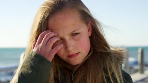 Молода Дівчина Дитина Подорожує Пляжем Обличчям Свободою Відпустці Серйозно Надворі — стокове відео