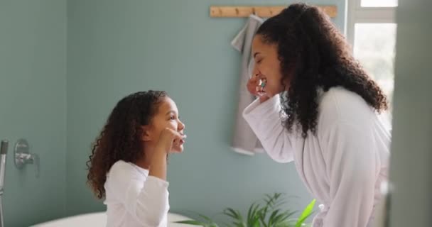 Mutter Mädchen Und Zähneputzen Badezimmer Einer Hygiene Oder Pflege Routine — Stockvideo