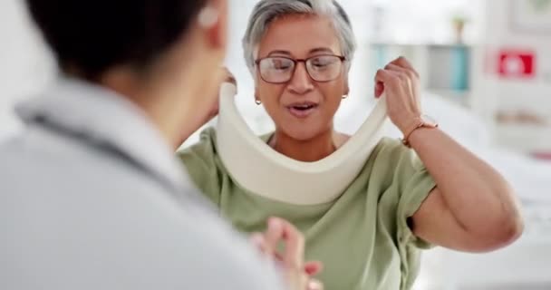 Cuidado Salud Corsé Cuello Mujer Mayor Con Alivio Del Tratamiento — Vídeos de Stock