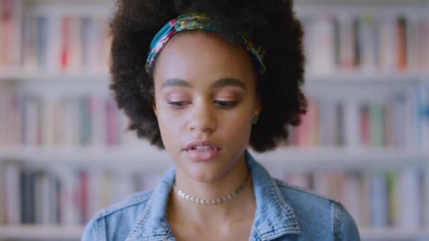 Pensamiento Investigación Educación Con Una Estudiante Negra Respirando Una Biblioteca — Vídeos de Stock