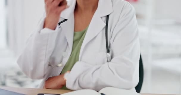 Femme Mûre Médecin Appel Téléphonique Hôpital Clinique Assurance Vie Centre — Video