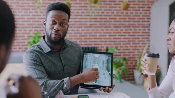 Black Man Tablet Μηχανική Παρουσίαση Στο Σύγχρονο Γραφείο Για Προϊόν — Αρχείο Βίντεο