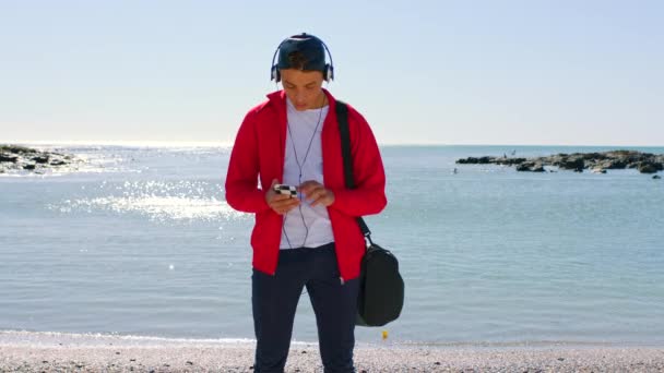 Хедфони Телефон Підліток Пляжі Під Час Вихідних Подорожей Або Поїздки — стокове відео