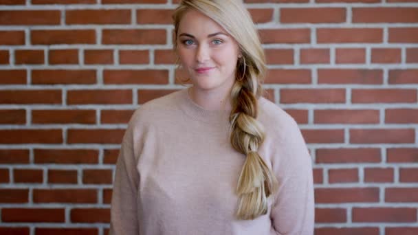 Портрет Жінка Студент Університету Проти Цегляної Стіни Кампусі Навчання Освіти — стокове відео