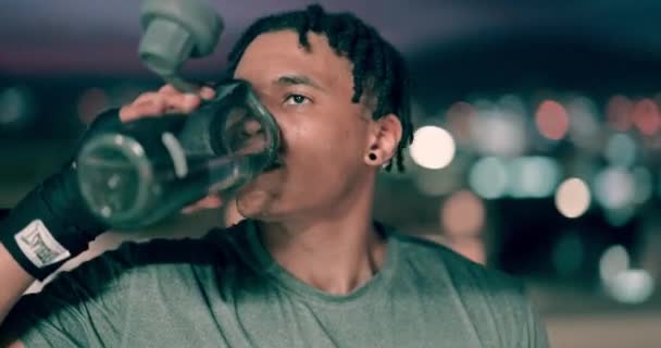 Homem Negro Exercício Água Potável Noite Enquanto Cansado Contra Fundo — Vídeo de Stock
