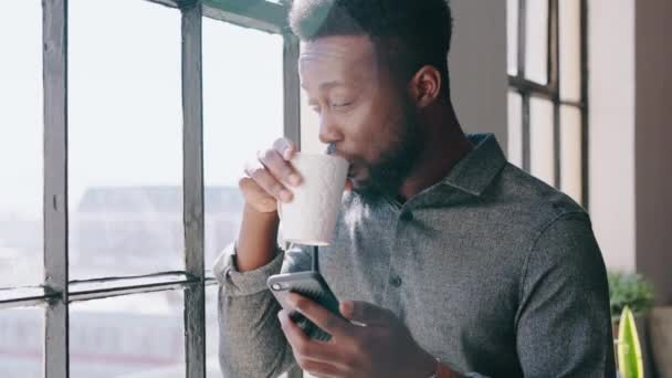 Venster Zwarte Man Het Drinken Van Koffie Typen Met Telefoon — Stockvideo