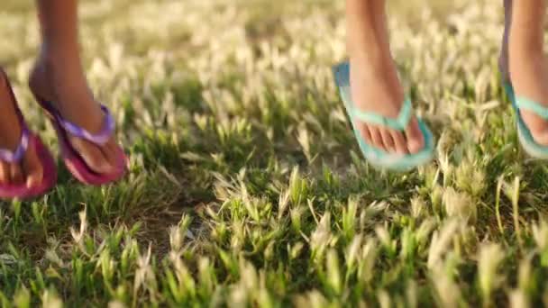 Barn Sommar Och Fötter Hoppar Gräs Med Flip Flops För — Stockvideo