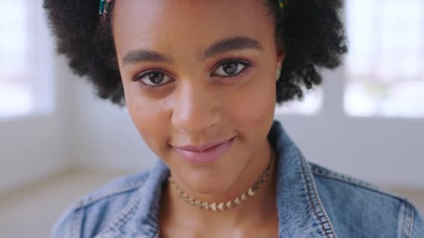 Ευτυχισμένος Χαμόγελο Και Πρόσωπο Ενός Κοριτσιού Από Την Αφρική Σπίτι — Αρχείο Βίντεο