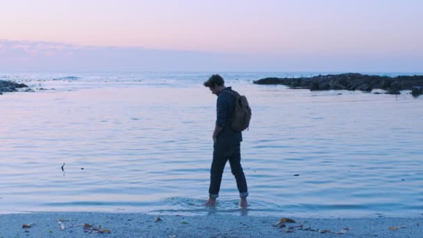 Praia Viagens Mockup Com Turista Homem Chutando Água Enquanto Caminha — Vídeo de Stock
