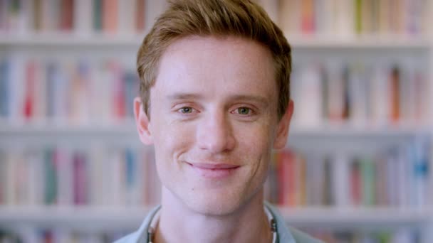 Bibliothek Bücherregal Und Das Gesicht Eines Mannes Mit Einem Lächeln — Stockvideo