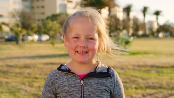 Dziecko Śmiech Twarz Wietrzne Włosy Parku Miejskim Ogrodzie Lub Danii — Wideo stockowe