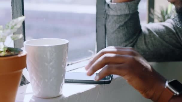 Café Mãos Homem Verificar Telefone Por Janela Escritório Relaxar Intervalo — Vídeo de Stock